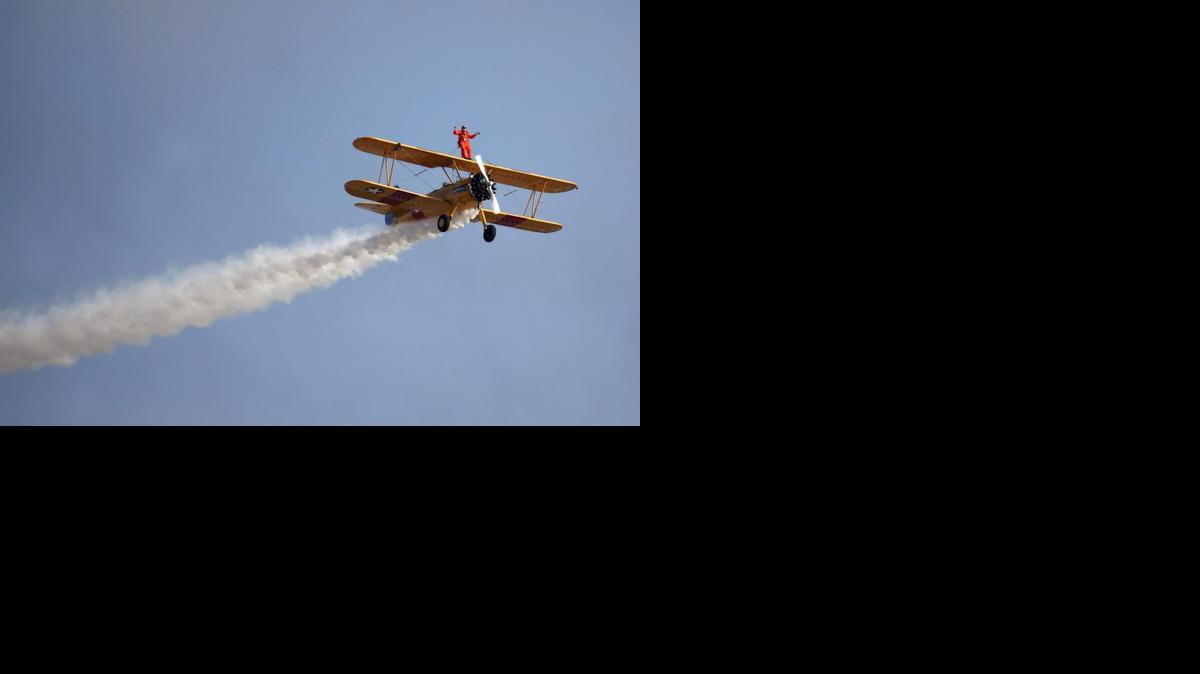 <cutline_leadin>Tom Lackey</cutline_leadin> ha vuelto a desafiar los límites de la naturaleza con una nueva hazaña que le ha permitido volar con el cuerpo atado a un avión biplano 'Boeing Stearman' alrededor del Peñón de Gibraltar.