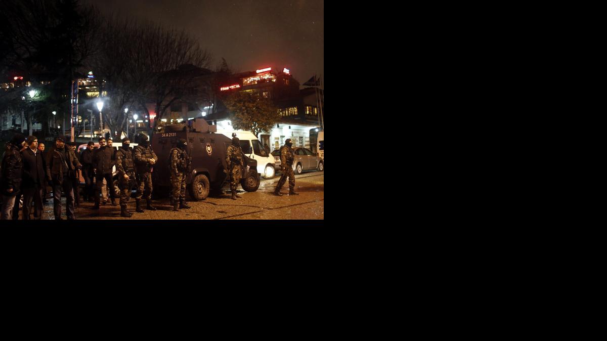 <cutline_leadin>Agentes del</cutline_leadin> de la policía turca vigilan el lugar donde una terrorista suicida cometió un atentado contra una comisaría en la zona más turística de Estambul.<252><252><252>
