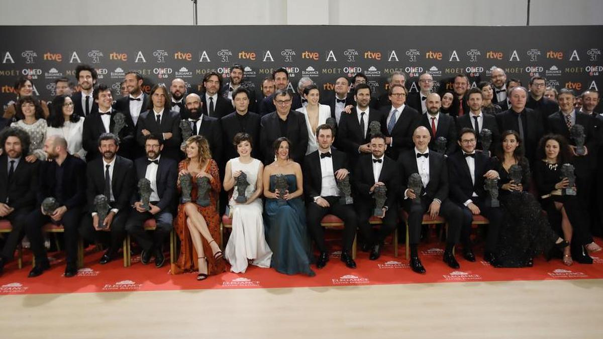 Los premiados posan con sus galardones al término de la gala de entrega de la XXXI edición de los Premios Goya celebrada el 4 de febrero en el Marriott Auditorium Hotel, en Madrid.