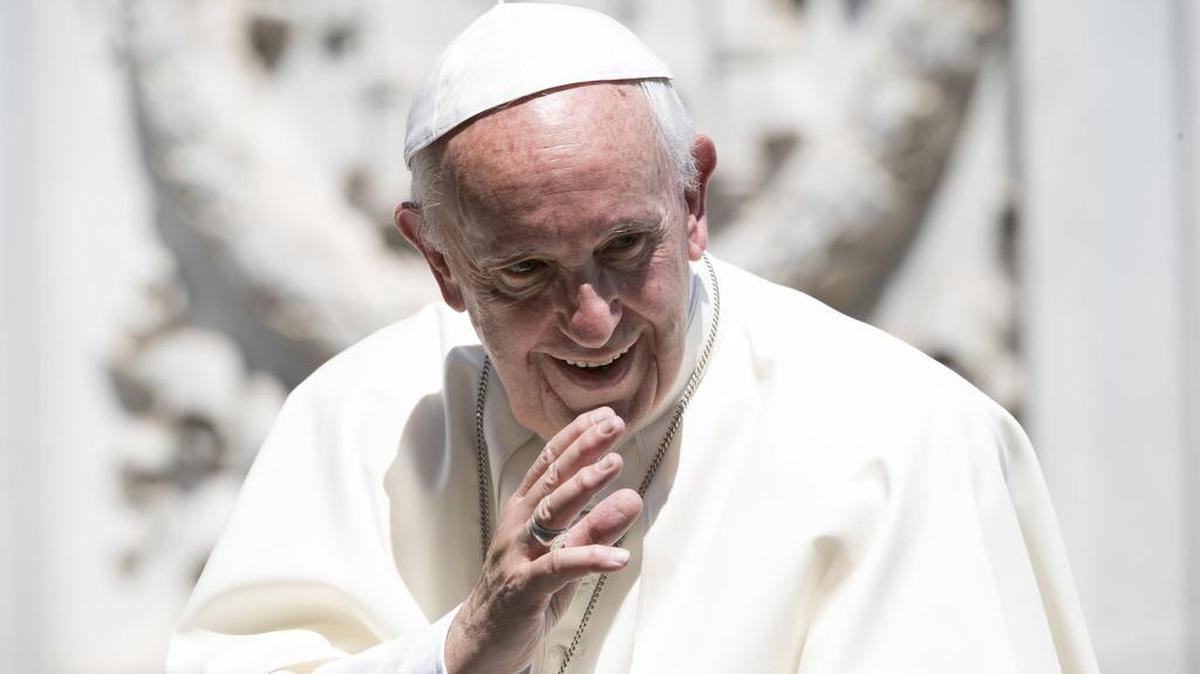 El papa Francisco saluda durante la audiencia general de los miércoles en la Plaza de San Pedro del Vaticano, el 31 de mayo de 2017.