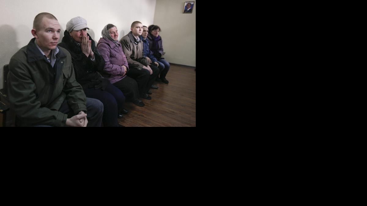 <cutline_leadin>Prisioneros de</cutline_leadin> guerra ucranianos junto a sus madres durante el acto de liberación de prisioneros en Lugansk, Ucrania, el viernes.