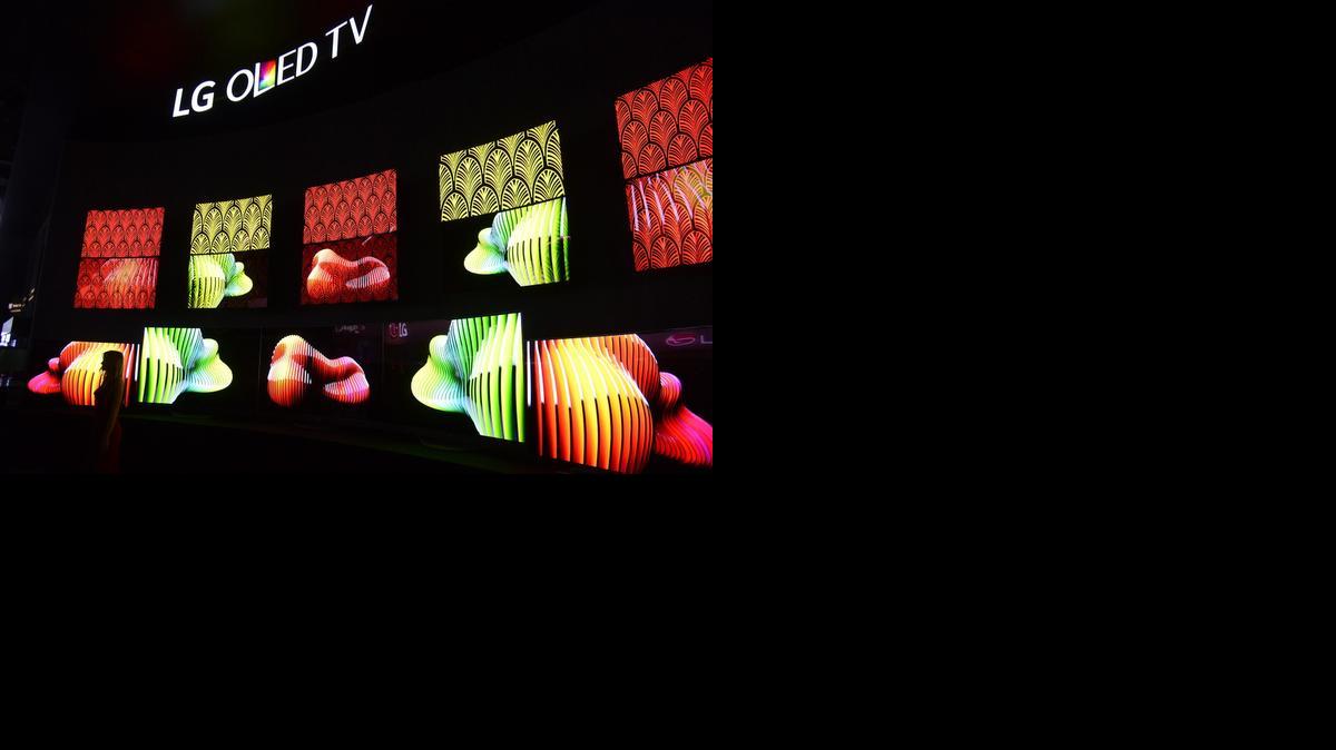 
Televisores curvos LG OLED se exhiben durante la inauguración de la Feria Electrónica de consumo CES en Las Vegas, Estados Unidos, el martes 6 de enero de 2015. 
