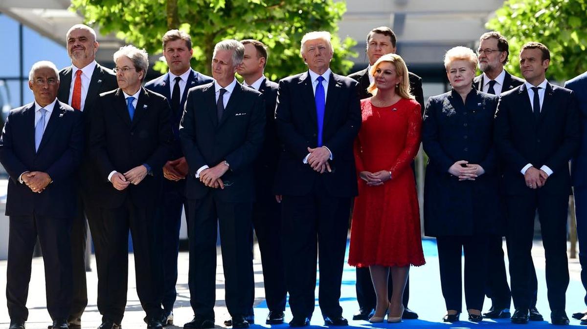 El Primer Ministro de Portugal, Antonio Costa, el Primer Ministro de Albania, Edi Rama, el Primer Ministro italiano Paolo Gentiloni, el Primer Ministro de Islandia Bjarni Benediktsson, el Rey Felipe de Bélgica, el Presidente de los Estados Unidos Donald Trump, el Presidente de Croacia Kolinda Grabar-Kitarovic, la Presidenta de Lituania Dalia Grybauskaite, el primer ministro español Mariano Rajoy y el presidente francés Emmanuel Macron asisten a la inauguración del monumento al muro de Berlín durante la cumbre de la OTAN en la sede de la OTAN, en Bruselas, el 25 de mayo de 2017.