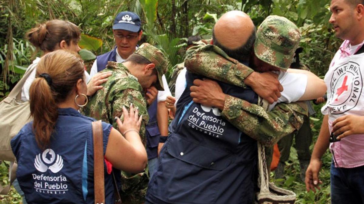 Fotografía cedida por la Defensoría del Pueblo de Colombia de los soldados profesionales Andrés Felipe Pérez (3i) y Kleider Antonio Rodríguez (2d) luego de ser liberados este lunes 16 de noviembre de 2015, en Arauca (Colombia). Dos soldados colombianos que habían sido secuestrados por la guerrilla Ejército de Liberación Nacional (ELN) el pasado 26 de octubre fueron dejados en libertad hoy, informó el Comité Internacional de la Cruz Roja (CICR).