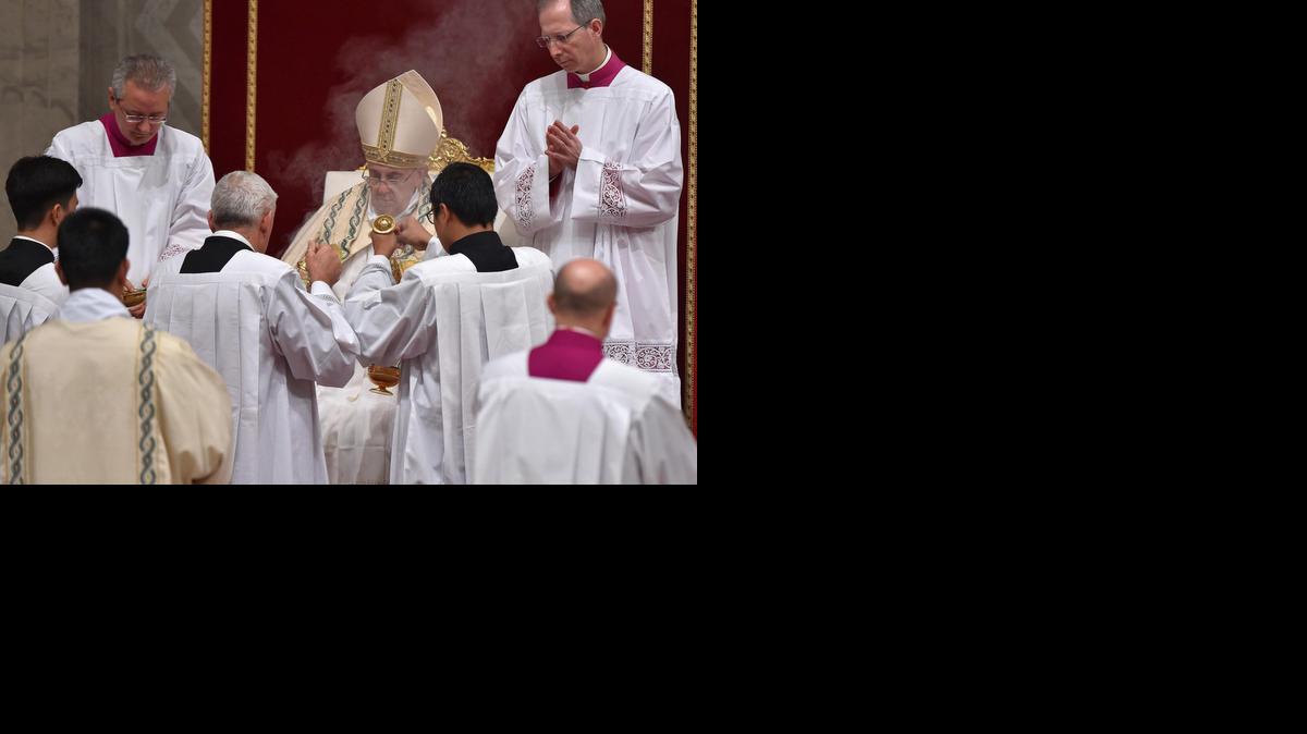
El papa Francisco oficia la celebración de las Vísperas y la solemne ceremonia del Te Deum en la Basílica de San Pedro del Vaticano, el miércoles.

