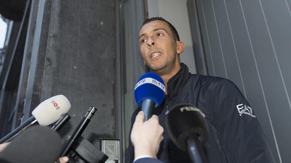 El hermano del presunto terrorista Salah Abdeslam, Mohammed Abdeslam se dirige a los medios tras su salida de la comisaría en la que ha sido puesto en libertad sin cargos en Bruselas, Bélgica.