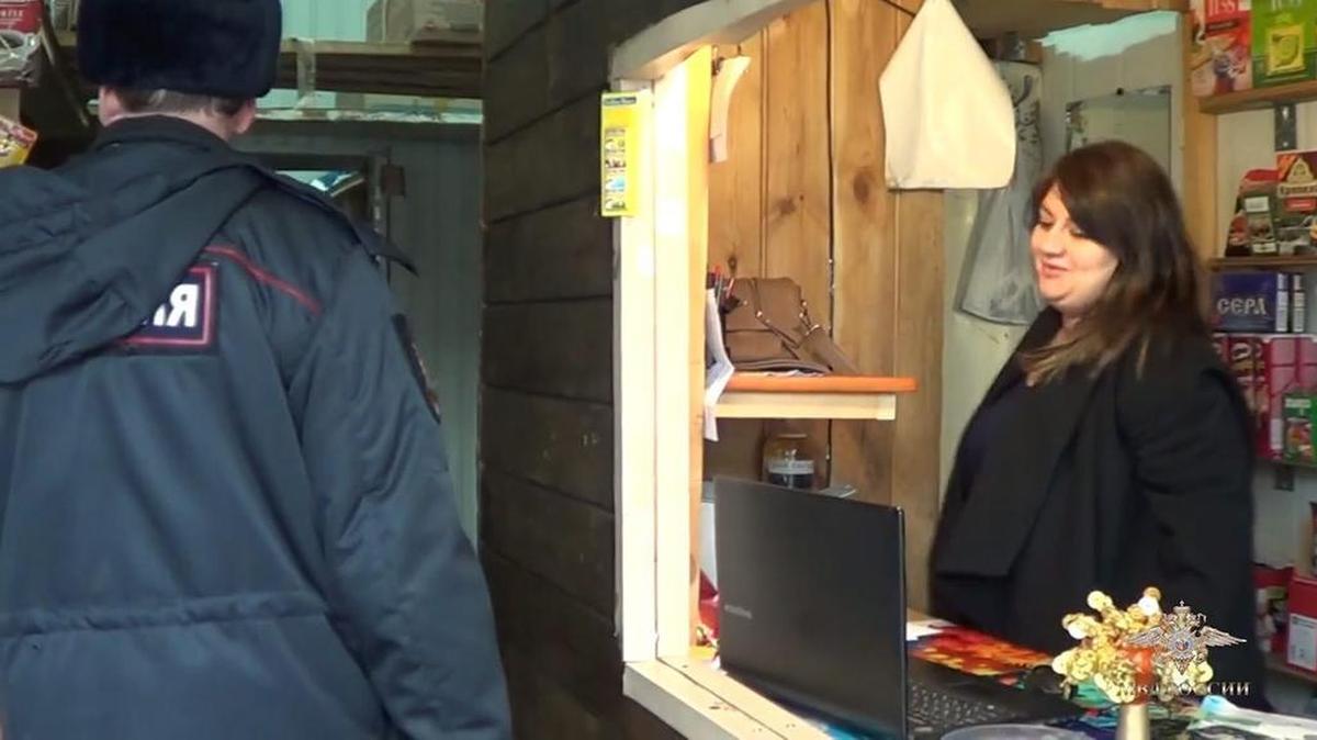 Fotografía facilitada por el Ministerio ruso de Interior que muestra una captura de vídeo en la que aparece un agente de policía mientras registra una tienda durante una operación policial en Irkutsk, Rusia, el 19 de diciembre de 2016.
