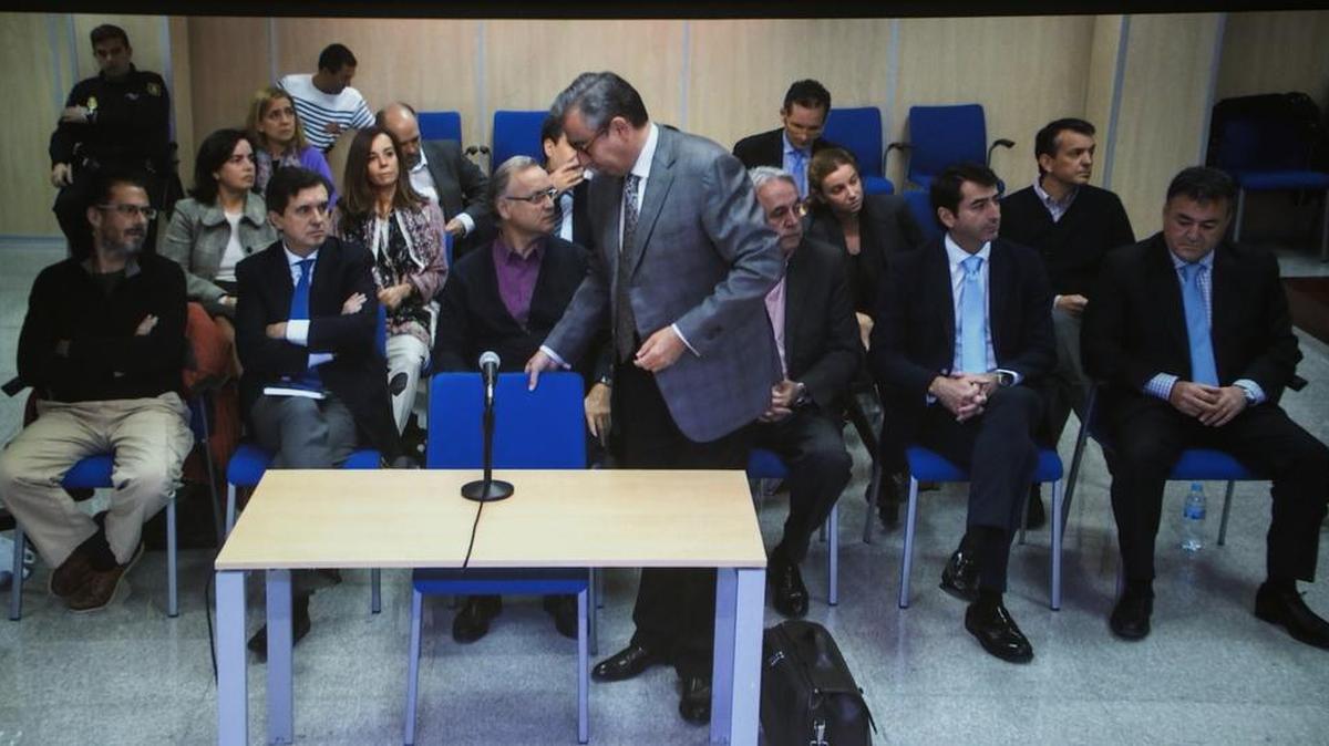 Diego Torres, exsocio de Iñaki Urdangarin, en una imagen recogida de la pantalla que se encuentra en la sala de prensa de la Escuela Balear de la Administración Pública (EBAP), donde se celebra el juicio por el caso Nóos, se dispone a prestar declaración hoy ante el tribunal de la Audiencia de Palma.