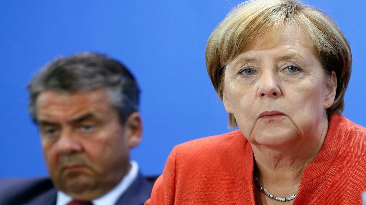 La canciller alemana, Angela Merkel (d), y el ministro de Exteriores, Sigmar Gabriel (i), ofrecen una rueda de prensa después de una reunión con representantes de varias comunidades afectadas por la contaminación en Berlín (Alemania) el 4 de septiembre del 2017. La canciller alemana anunció que se va a doblar hasta 1,000 millones de euros el volumen del fondo de Movilidad, un instrumento para ayudar a estados federados y municipios a combatir la contaminación del transporte.