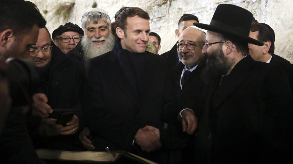 El presidente francés Emmanuel Macron visita el Muro de las Lamentaciones, el miércoles en Jerusalén.