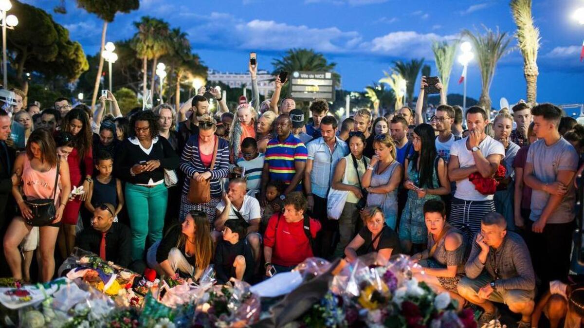 Personas se reúnen en un monumento improvisado en honor a las víctimas.