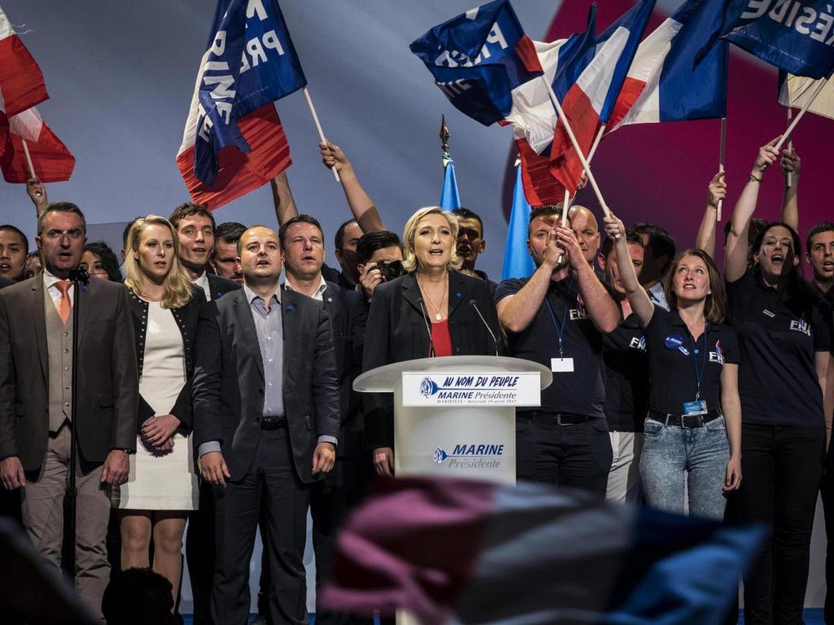Marion Marechal Le Pen (2i), sobrina de Marine Le Pen; el diputado francés y alcalde de Frejus, David Rachline (3i) y Marine Le Pen (c), la líder y candidata del partido Frente Nacional (FN) a las elecciones presidenciales francesas, Marine Le Pen, tras su discurso durante un mitin de campaña en Marsella (Francia).