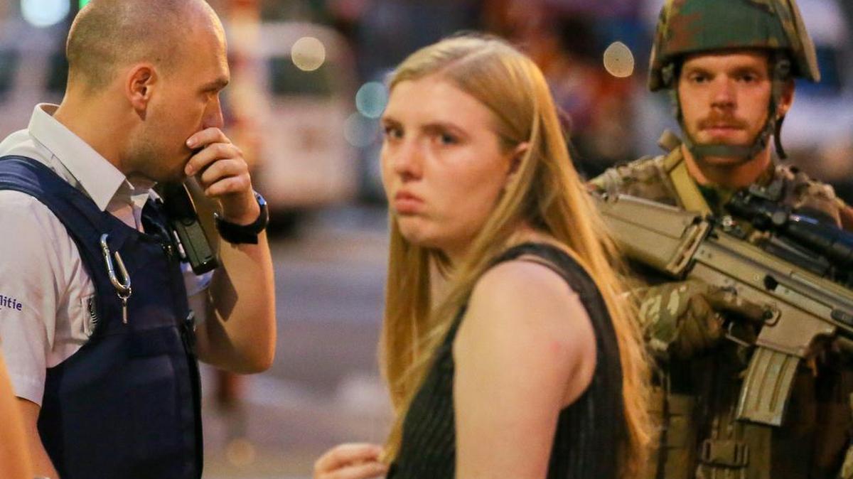 Varias personas son evacuadas de la Estación Central de Bruselas tras detener el intento de un atentado terrorista el martes 20 de junio de 2017, en Bruselas (Bélgica).