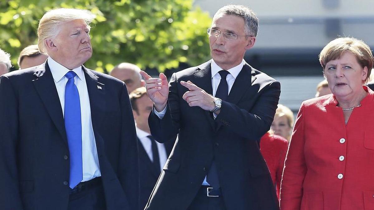 El rey Felipe de Bélgica, el presidente estadounidense, Donald J. Trump; el secretario general de la OTAN, Jens Stoltenberg; y la canciller alemana, Angela Merkel, asisten a la presentación de un monumento cedido por Estados Unidos en homenaje a las víctimas de los atentados terroristas del 11-S y al artículo 5 del Tratado de Washington celebrada en el marco de la cumbre de la OTAN, en Bruselas (Bélgica), el 25 de mayo de 2017.