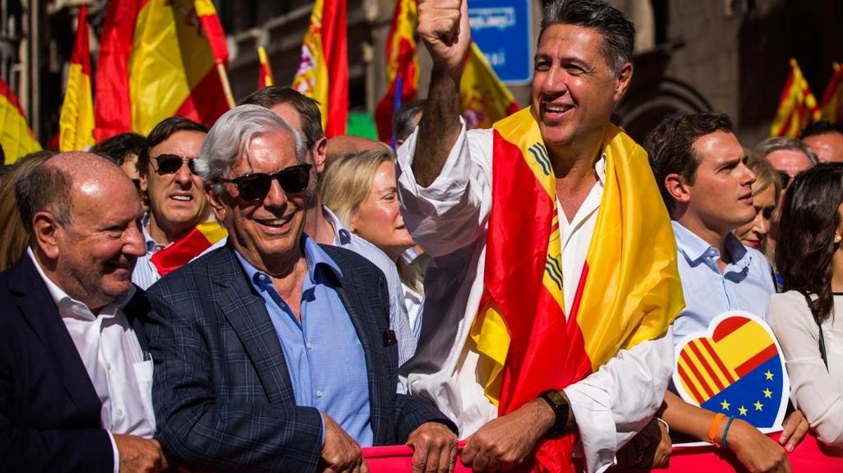 El escritor y premio Nobel Mario Vargas Llosa (centro, izq.) participa en una marcha contra el secesionismo en Cataluña, junto al líder del Partido Popular en Cataluña, Xavier Garcia Albiol, el 8 de octubre.