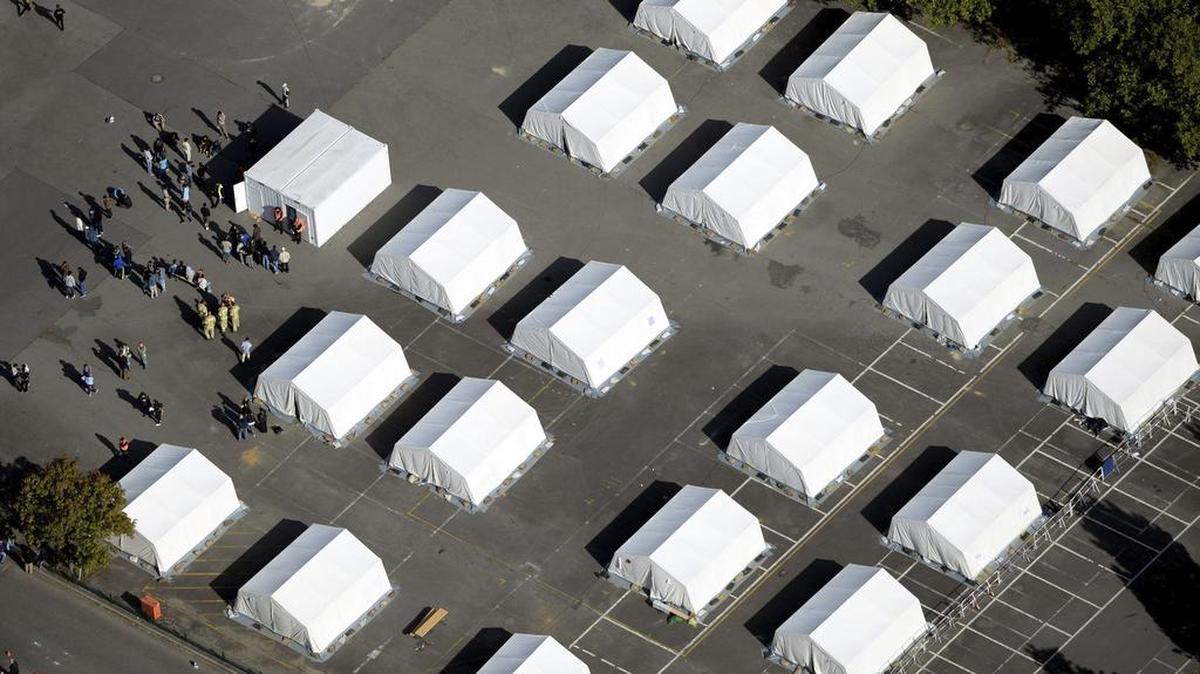 
Vista aérea del centro para refugiados instalado en el antiguo cuartel Schmidt-Knobelsdorf en Berlín, Alemania. Merkel, llamó el miércoles a dar la “máxima prioridad” a la integración de los refugiados en la sociedad. 
