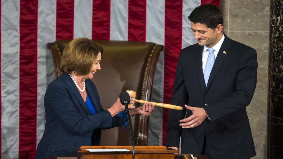 El legislador republicano Paul Ryan, recibe un martillo de manos de la líder de la minoría demócrata en la Cámara de Representantes de EEUU, Nancy Pelosi, tras ser confirmado por la Cámara de Representantes de Estados Unidos como su nuevo presidente, en el Capitolio de Washington.