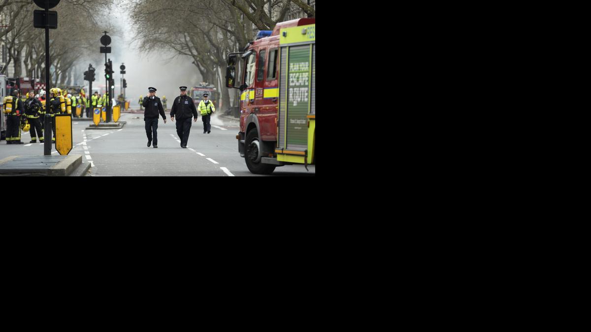 
Efectivos del cuerpo de bomberos y policías intentan sofocar un incendio en el céntrico barrio de Holborn, en Londres, Reino Unido, el miércoles.
