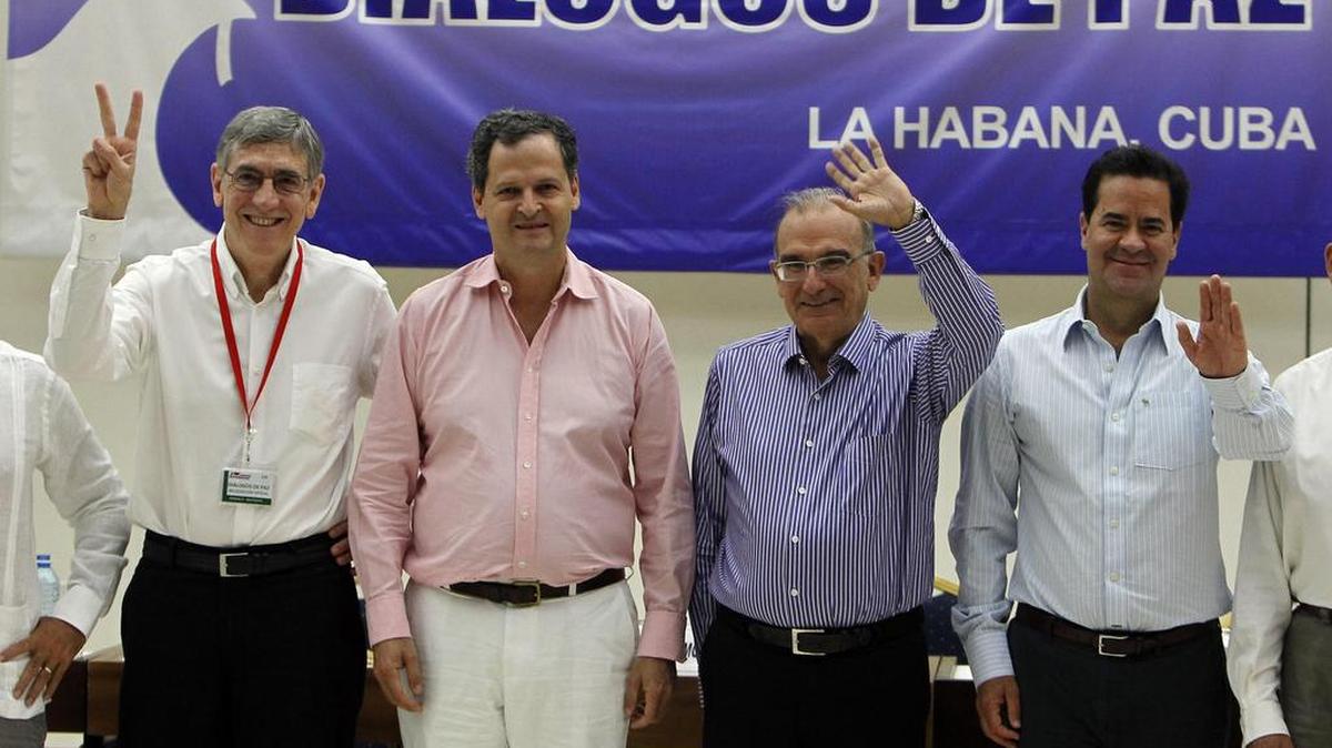 El jefe de la delegación de paz del Gobierno colombiano, Humberto de la Calle (2d), posa junto al Alto Comisionado para la Paz Sergio Jaramillo (2i), el empresario Gonzalo Restrepo (i) y el delegado del Gobierno Frank Pearl (d) el jueves 25 de agosto del 2016.