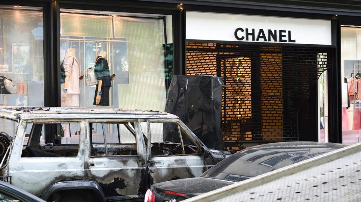 La tienda está situada en la exclusiva avenida Montaigne, que alberga algunas de las boutiques de las grandes marcas de lujo, en el distrito 8 de la capital francesa.