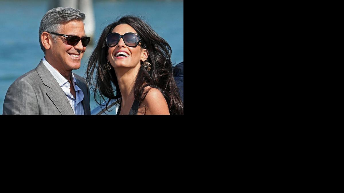 
El actor estadounidense, George Clooney y su prometida, Amal Alamuddin, a su llegada por barco a Venecia, Italia, este viernes. Según medios de comunicación la boda de la pareja se celebrará este fin de semana. 
