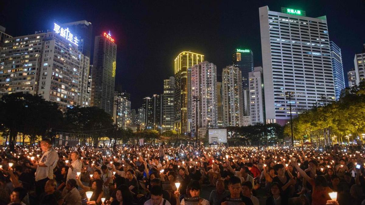 Unas 125,000 personas se congregaron en Hong Kong, el único lugar de China donde pudieron hacerlo, para rememorar la masacre de Tiananmen de 1989 a manos del ejército del Partido Comunista de China.