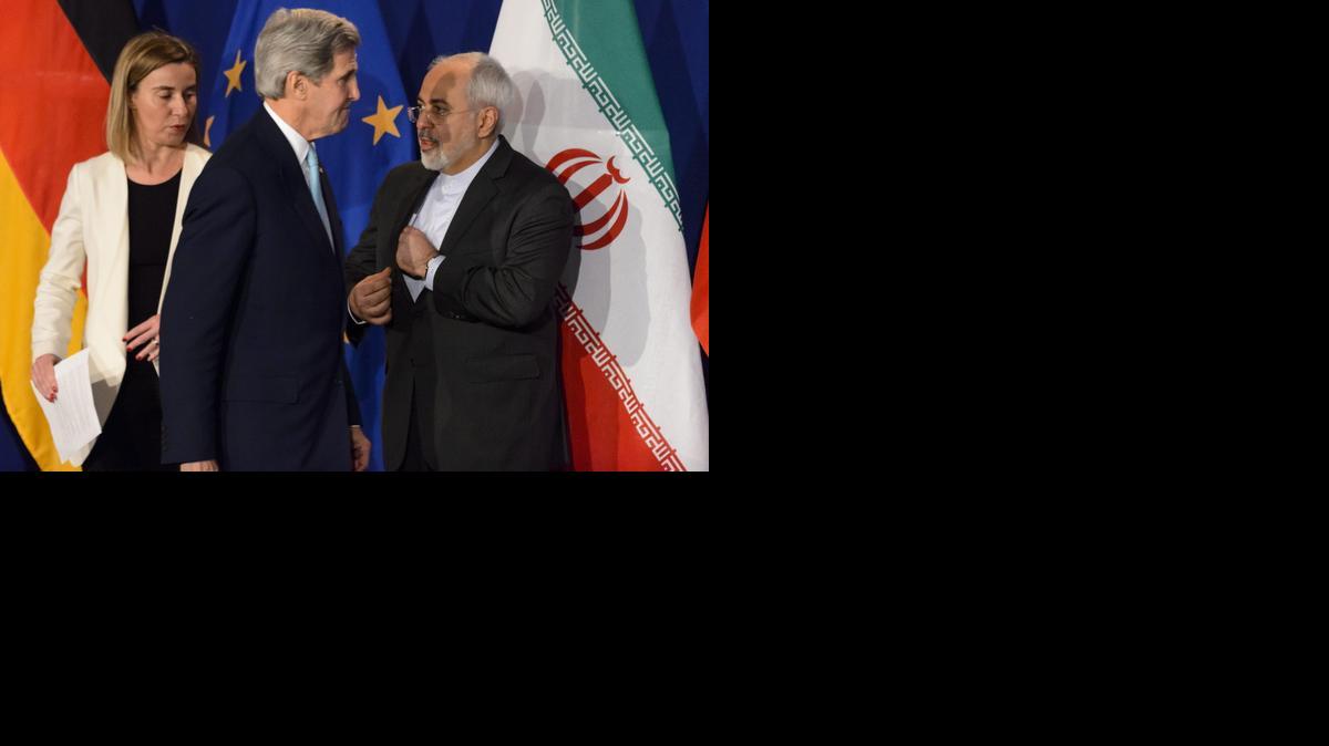 
El secretario de Estado de EEUU, John Kerry (c), la responsable de política exterior de la UE, Federica Mogherini (i), y el ministro de Exteriores de Irán, Mohamed Yavad Zarif antes de hablar a la prensa el jueves en Lausana.
