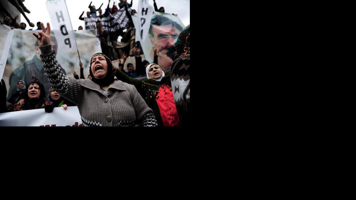 
Unos 20,000 manifestantes salieron el domingo a la calle en Diyarbakir, la ‘capital' de las regiones kurdas de Turquía, para exigir la liberación de Abdullah Öcalan.
