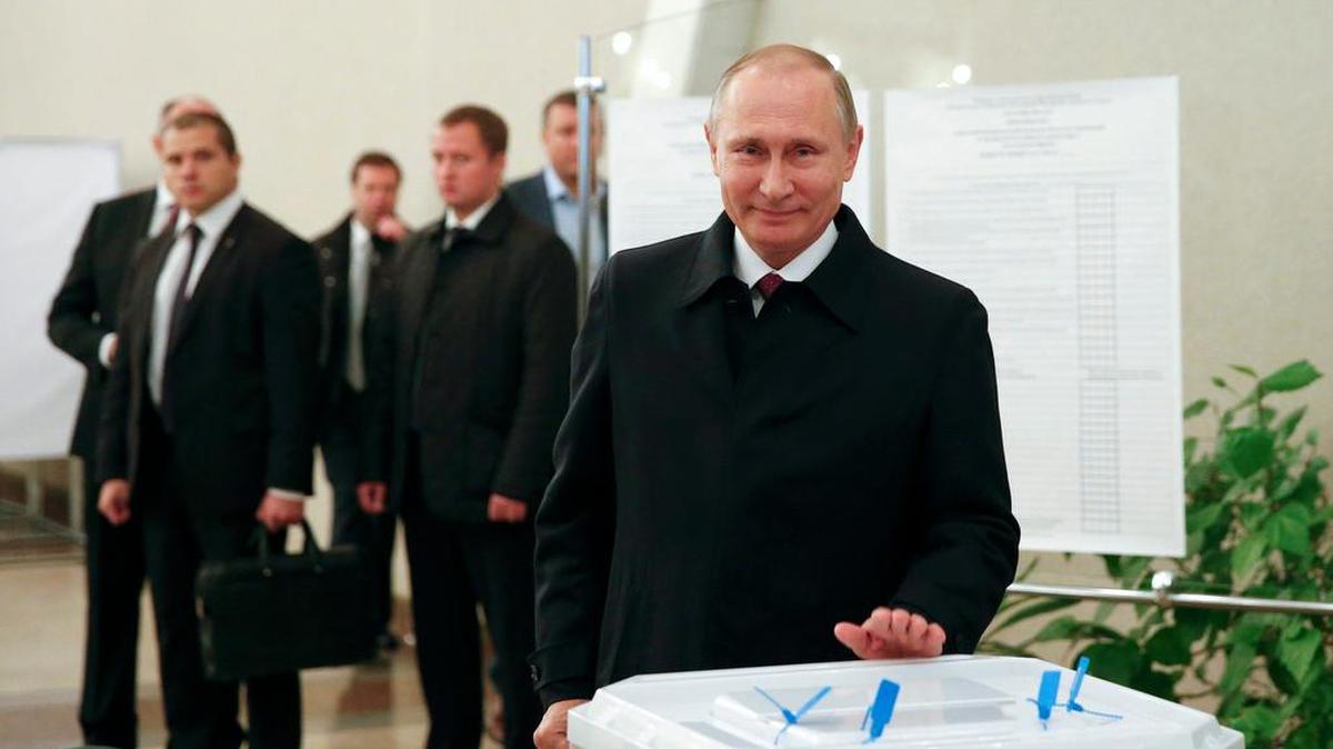 Vladimir Putin sonríe luego de ejercer su voto en elecciones parlamentarias.