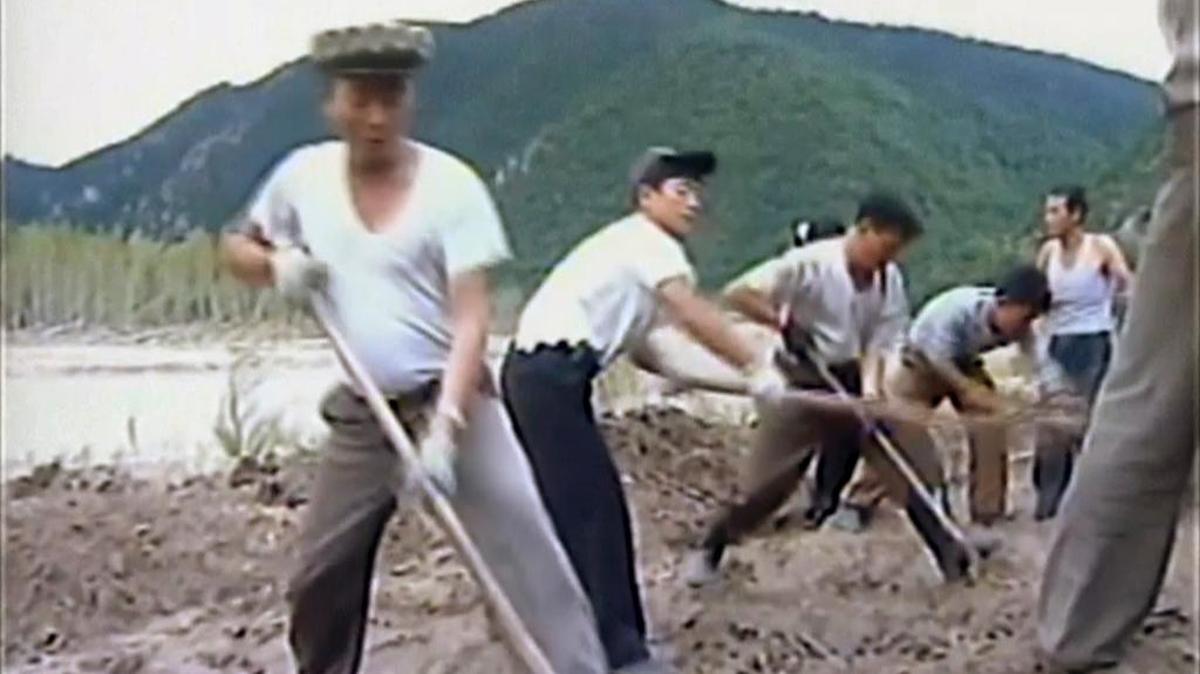 Una imagen tomada de la televisión norcoreana el 6 de septiembre del 2016, muestra a trabajadores levantando diques para contener la crecida de un río.