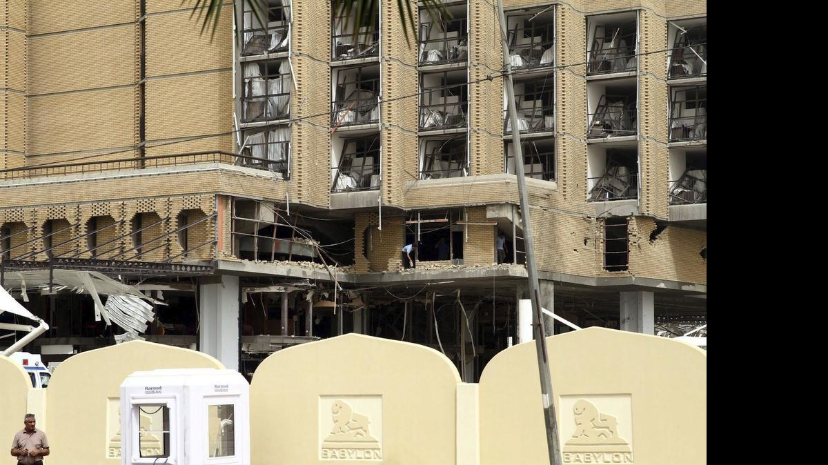 
Imagen de los destrozos ocasionados en el hotel Babylon tras dos ataques con coches bomba perpetrados en Bagdad, Irak, el viernes.
