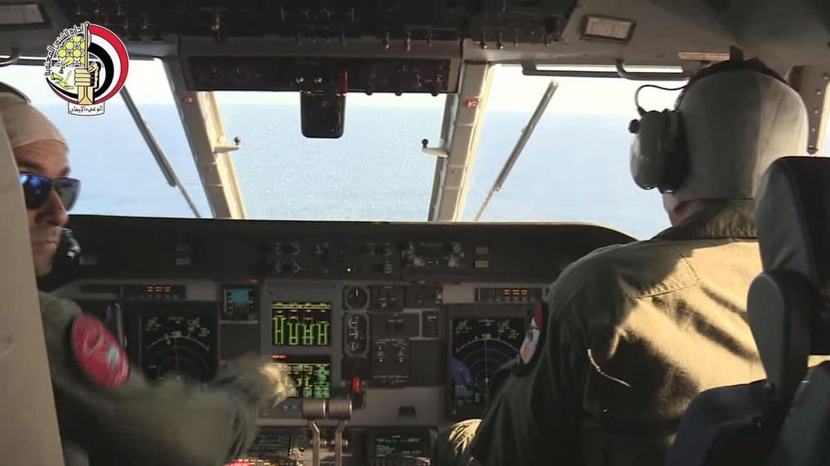 Fotograma de un vídeo facilitado por el Ministerio de Defensa Egipcio hoy, 20 de mayo de 2016, que muestra a los pilotos de un avión de las Fuerzas Armadas de Egipto durante las operaciones de búsqueda del restos del avión de Egyptair siniestrado, ayer, 19 de mayo.