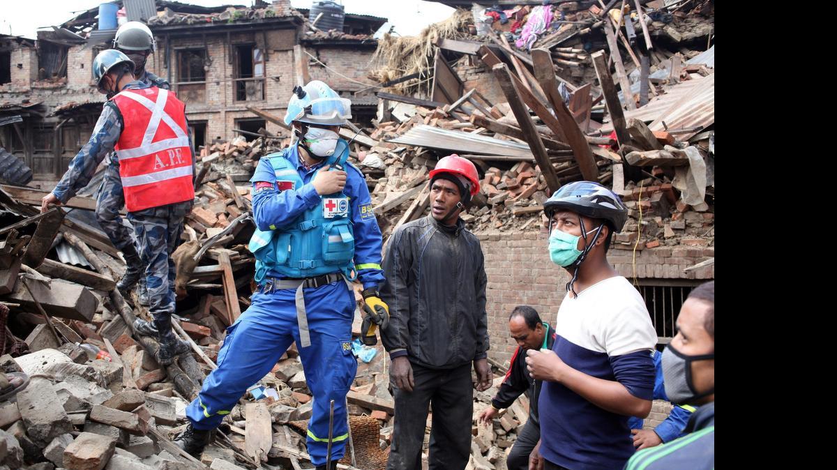 
Foto cedida por la Cruz Roja Internacional y Sociedades de la Media Luna Roja, el miércoles, que muestra en Katmandú, Nepal. El número oficial de personas fallecidas por el terremoto llega a los 5,000.
