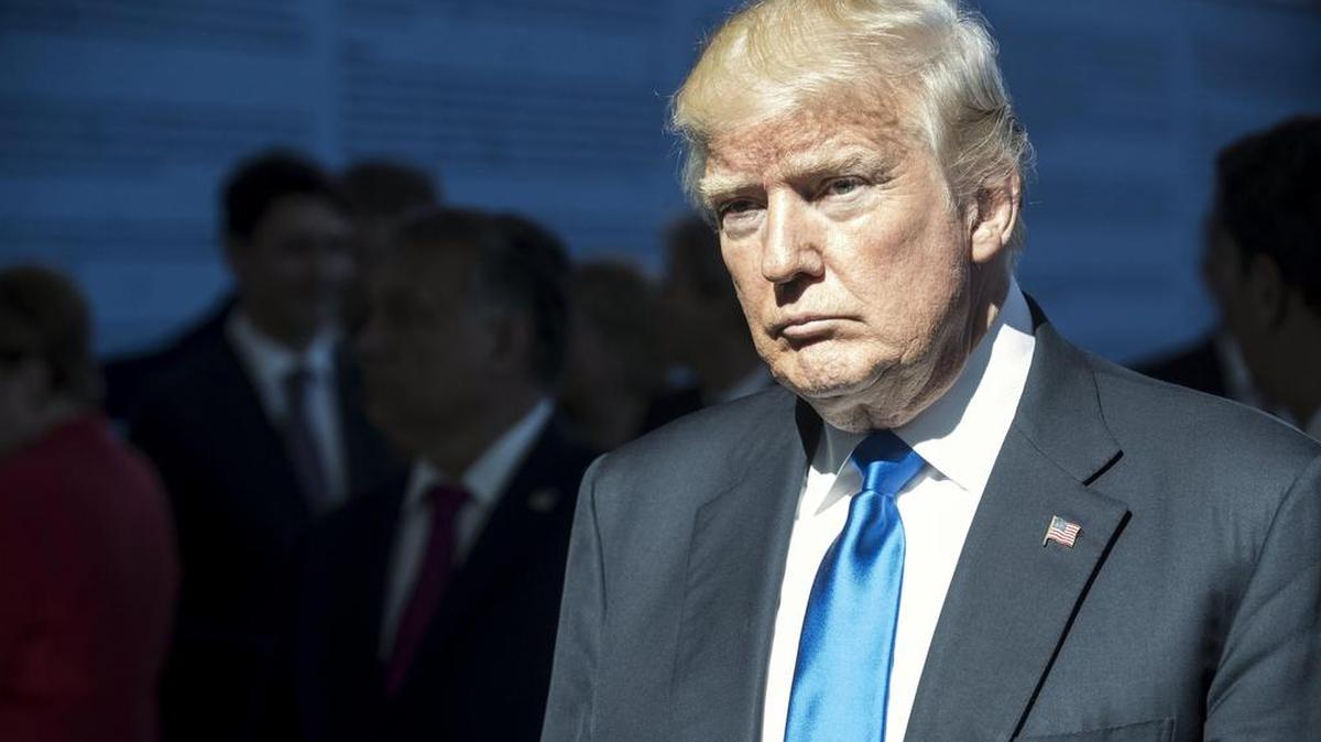 El presidente estadounidense, Donald J. Trump, durante la visita que realizaron los líderes de la OTAN al Ágora de la nueva sede de la Alianza Atlántica en el marco de la cumbre de la OTAN en Bruselas (Bélgica), el 25 de mayo de 2017.