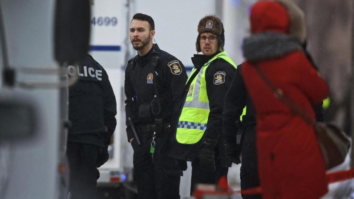 Agentes de policía vigilan junto al Centro Cultural Islámico de Quebec (d) después de que al menos seis personas murieran en un ataque perpetrado en la noche del domingo en esa ciudad canadiense.