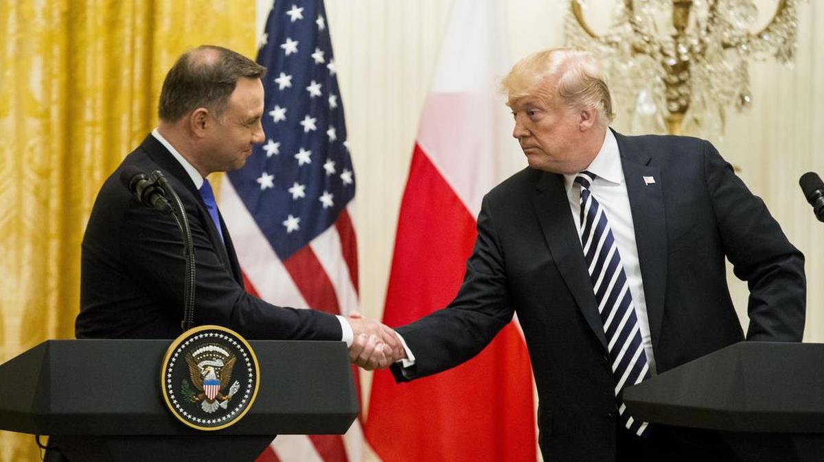 El presidente estadounidense, Donald Trump (d), y el presidente de Polonia, Andrzej Duda (i), se saludan durante una rueda de prensa conjunta, el martes 18 de septiembre de 2018, en la Casa Blanca en Washington, DC.