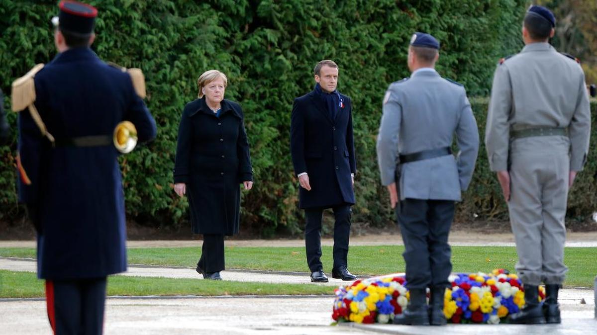 El presidente francés Emmanuel Macron y la canciller alemana Angela Merkel asisten a una ceremonia en Compiegne, al norte de París, por los 100 años del fin de la Primera Guerra Mundial.