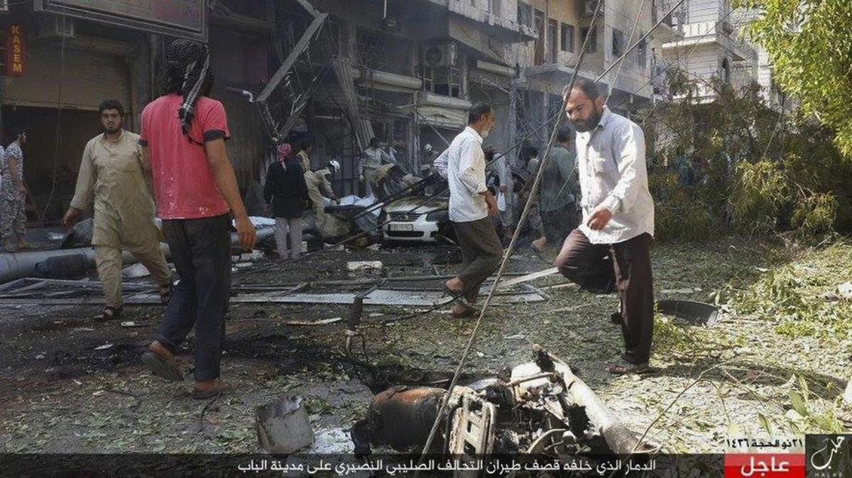 
Varias personas recorren este lunes el lugar de un bombardeo aéreo en Al-Bab, en las afueras de Alepo, Siria. El Observatorio Sirio de Derechos humanos atribuyó el bombadero a aviones rusos.


