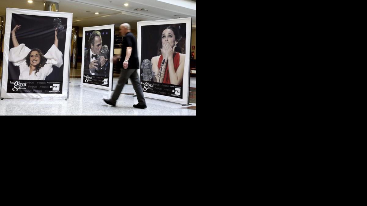 
Imagenes de los fondos fotográficos de la Agencia Efe, en formato de dos por tres metros, recogidos en sus 75 años de historia y que recibirán a los invitados a la fiesta del cine más grande de España, que se celebrará este sábado en Madrid.
