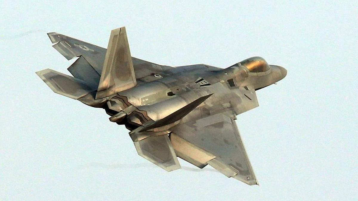 Un avión furtivo F-22 Raptor de la Fuerza Aérea estadounidense sobrevuela una base aérea surcoreana en Gwangju el 4 de diciembre de 2017.