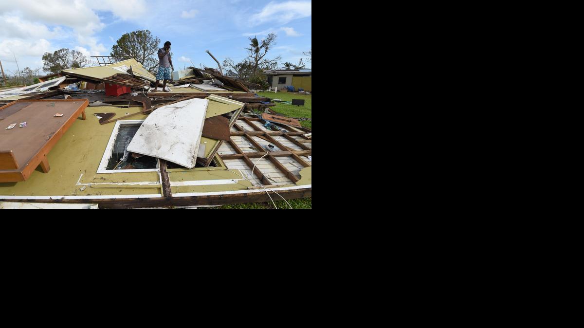 
Mas de 3,300 personas se encuentran en 37 centros de refugio en la isla principal del archipiélago Vanuatu, Efate y en las provincias de Torba y Penama. En la foto, un hombre observa lo que quedó de su vivienda.


