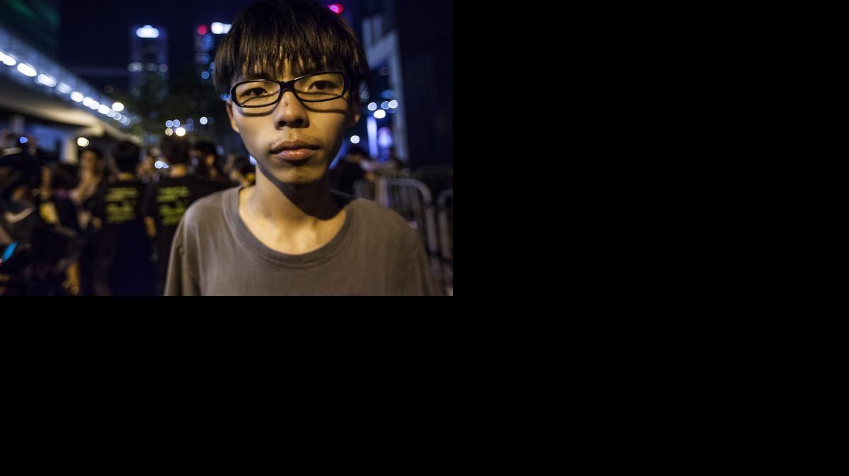 
Joshua Wong, de 17 años, fundador de "Scholarism", la agrupación estudiantil que inició las concentraciones se manifiesta a favor de la democracia en la zona de Mong Kok, donde se desarrolla la campaña de desobediencia civil denominada como Occupy Hong Kong en dicha localidad china hoy 29 de septiembre de 2014. Las protestas prodemocráticas se están extendiendo hoy en Hong Kong, con muchedumbres cada vez más numerosas en varios puntos de la ciudad, mientras la policía ha adoptado una actitud pasiva, sin intentar disolver las concentraciones.
