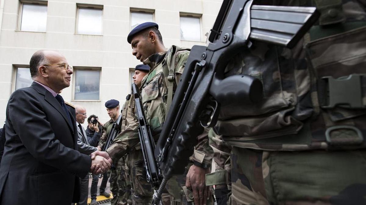 El ministro del Interior de Francia, Bernard Cazeneuve, saluda a los militares que participan en la operación antiterrorista Sentinelle en Cannes, Francia, el lunes 9 de mayo de 2016. La 69(TM) edición del Festival de Cine de Cannes se celebra del 11 al 22 de mayo.