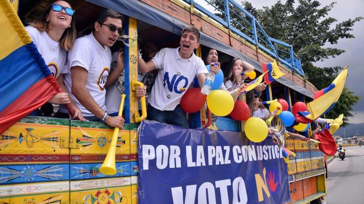 Los jóvenes gritan consignas de apoyo al voto para "No" en el próximo referéndum durante una caravana de automóviles en Bogotá, el 1 de octubre de 2016.