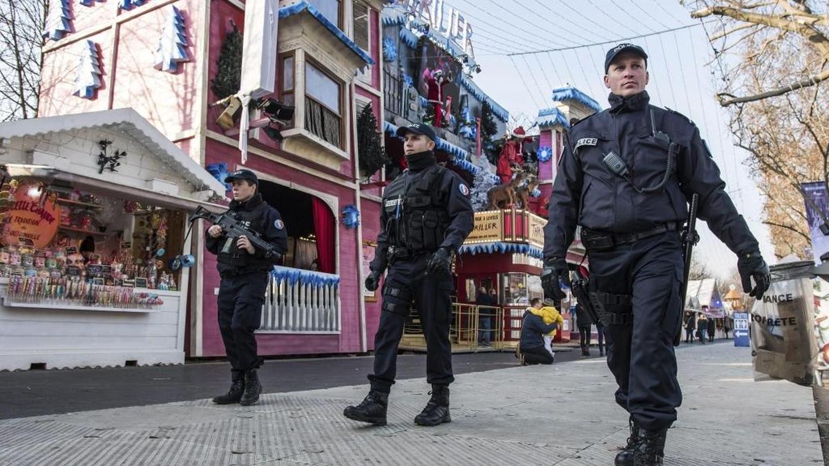 Agentes de policía galos patrullan un mercadillo navideño el martes en París.