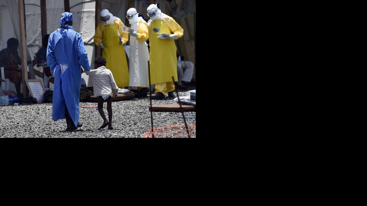 
Una enfermera y una niña enferma de ébola en el hospital de la ONG Médicos sin Fronteras en Monrovia, capital de Liberia, el 27 de septiembre.


