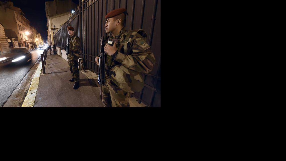 
Los efectivos militares se unen a los 5,000 policías y gendarmes movilizados el lunes para proteger las 717 escuelas y los lugares de culto judíos de Francia tras los atentados.
