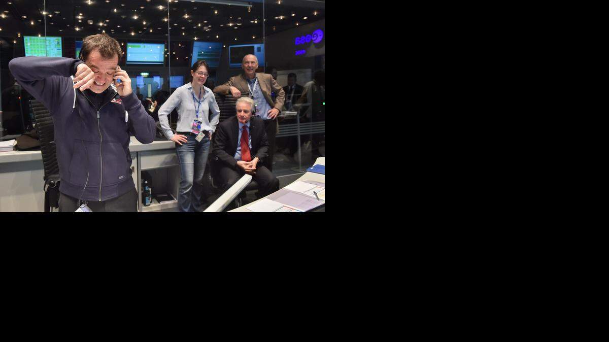 
Andrea Accomazzo (izq.), director de vuelo de la nave de la Agencia Espacial Europea (ESA) cuyo módulo aterrizó el 12 de noviembre en el cometa 67P/CG, ha conquistado un puesto entre los diez científicos más relevantes del año. 
