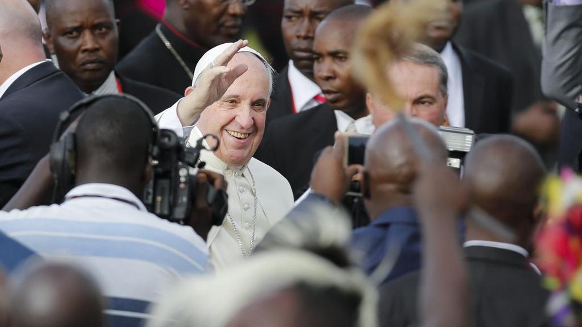 El papa Francisco (c), saluda a su llegada al aeropuerto Internacional Jomo Kenyatta de Nairobi, Kenia, el 25 de noviembre de 2015.