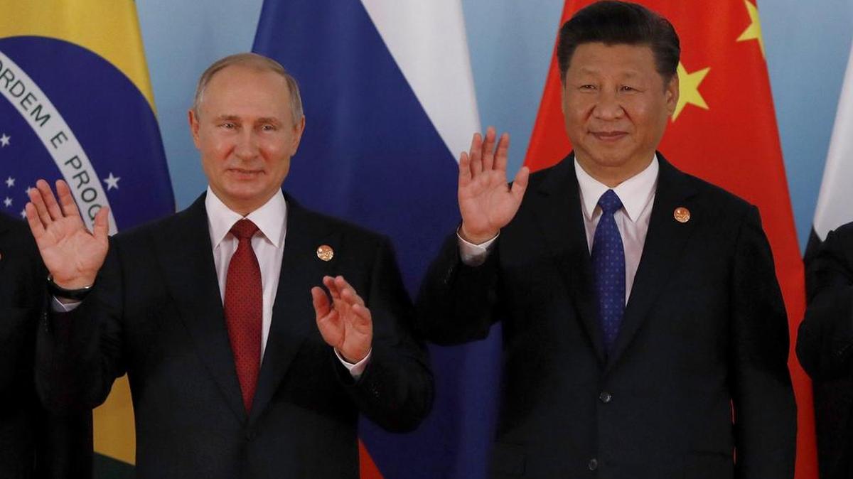 El presidente de China Xi Jimping (d) saluda junto al presidente de Rusia Vladimir Putin antes de la foto grupal del "Diálogo entre países emergentes y países en desarrollo" en el marco de la Cumbre BRICS 2017 en Xiamen, provincia de Fujian (China) el martes 05 de septiembre de 2017.
